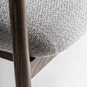 Silla de madera de fresno y poliéster en color marrón mate – detalle