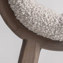 Silla de madera de olmo y poliéster en color marrón claro (pack de 2) – detalle