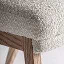 Silla de madera de pino y algodón bouclé en color marrón – detalle