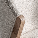 Silla de madera de pino y algodón bouclé en color marrón – detalle