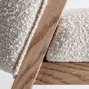 Silla de madera de pino y algodón bouclé en color marrón – detalle