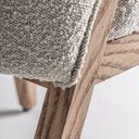 Silla de madera de pino y algodón bouclé en color marrón – detalle