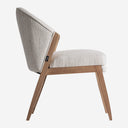 Silla de madera de pino y poliéster en color marrón claro