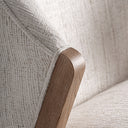 Silla de madera de pino y poliéster en color marrón claro – detalle