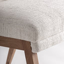 Silla de madera de pino y poliéster en color marrón claro – detalle