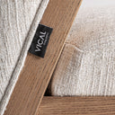Silla de madera de pino y poliéster en color marrón claro – detalle