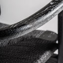 Silla de madera de roble y fibra natural en color negro mate – detalle