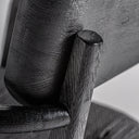 Silla de madera de roble y fibra natural en color negro mate – detalle