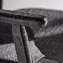 Silla de madera de roble y fibra natural en color negro mate – detalle