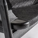Silla de madera de roble y fibra natural en color negro mate – detalle