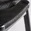 Silla de madera de roble y fibra natural en color negro mate – detalle