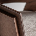 Silla de madera de roble y poliéster en color marrón 63 x 55 x 81 cm – detalle