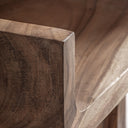 Silla de madera de suar en color marrón – detalle