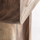 Silla de madera de suar en color marrón – detalle