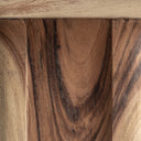 Silla de madera de suar en color marrón – detalle