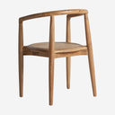 Silla de madera de teca y ratán en color marrón claro