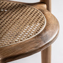 Silla de madera de teca y ratán en color marrón claro – detalle