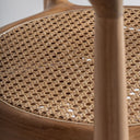 Silla de madera de teca y ratán en color marrón claro – detalle
