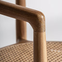 Silla de madera de teca y ratán en color marrón claro – detalle