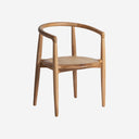Silla de madera de teca y ratán en color marrón claro