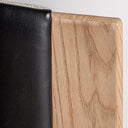 Silla de piel y madera de roble – detalle