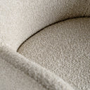 Silla de poliéster y hierro en color beige – detalle