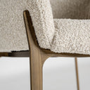Silla de poliéster y hierro en color beige – detalle