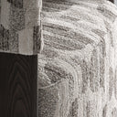Silla de poliéster y madera de fresno en color gris – detalle