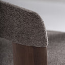 Silla de poliéster y madera de fresno en color topo – detalle