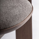 Silla de poliéster y madera de fresno en color topo – detalle