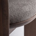 Silla de poliéster y madera de fresno en color topo – detalle