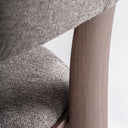 Silla de poliéster y madera de fresno en color topo – detalle