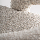 Silla de poliéster y madera de pino en color crema jaspeado – detalle