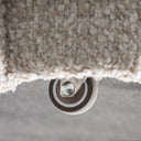 Silla de poliéster y madera de pino en color crema jaspeado – detalle