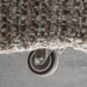 Silla de poliéster y madera de pino en tonos neutros – detalle