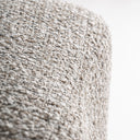 Silla de poliéster y madera de pino en tonos neutros – detalle