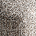 Silla de poliéster y madera de pino en tonos neutros – detalle