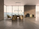 Silla de terciopelo y madera de caucho en color ocre – ambiente