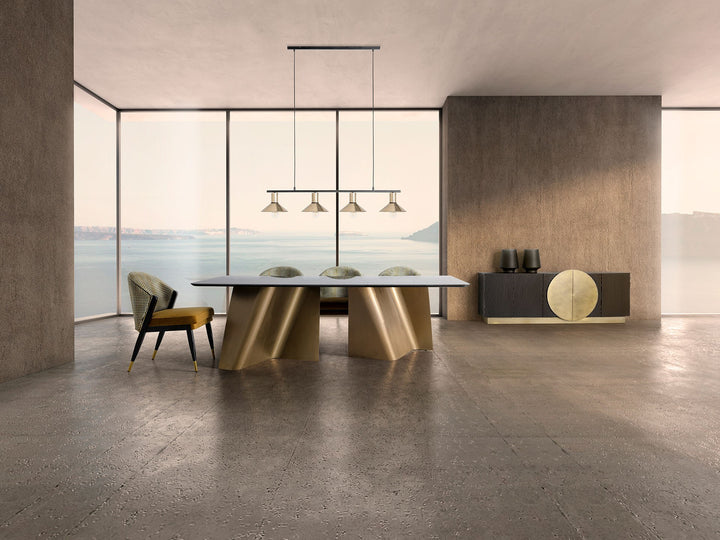 Silla de terciopelo y madera de caucho en color ocre – ambiente