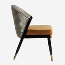 Silla de terciopelo y madera de caucho en color ocre