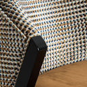 Silla de terciopelo y madera de caucho en color ocre – detalle
