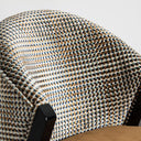 Silla de terciopelo y madera de caucho en color ocre – detalle