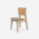 Silla madera sobre fondo gris de estudio