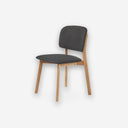 Silla madera sobre fondo gris de estudio