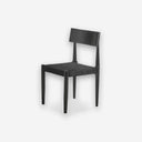 Silla madera sobre fondo gris de estudio