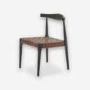 Silla madera sobre fondo gris de estudio