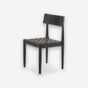 Silla madera sobre fondo gris de estudio