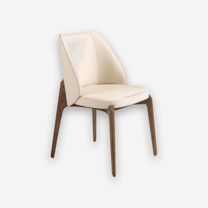 Silla polipiel crema sobre fondo gris de estudio