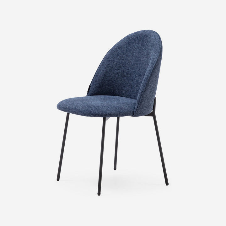 Silla tapizada en tela azul y patas de metal