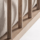 Sillón de madera de abedul y algodón en color marrón – detalle